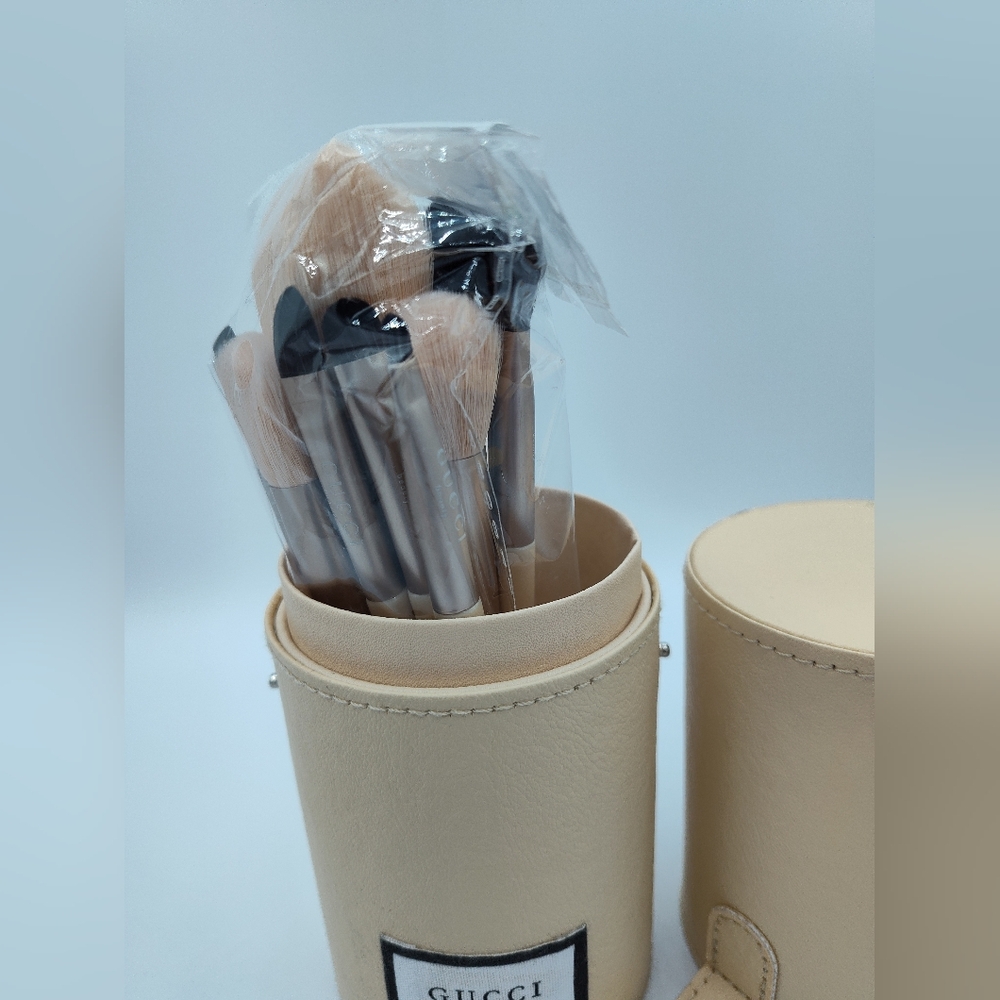 🎊BEST IN BEAUTY HOST PICK🎊GUCCI Beauty Full-Size 11pc Brush Set w/Holder NIP - Picture 2 of 7